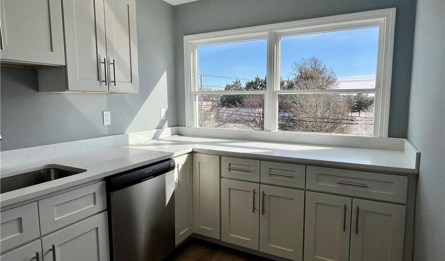 190 E Main Rd 3, Middletown, RI 02842 - 2 Beds, 2 Bath