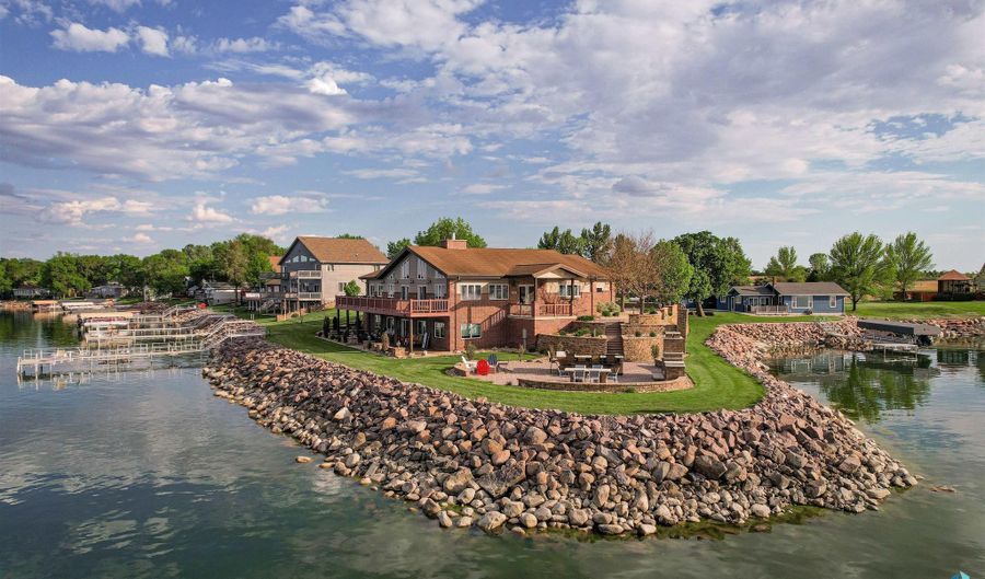 130 S Point Dr, Arlington, SD 57212 - 6 Beds, 4 Bath