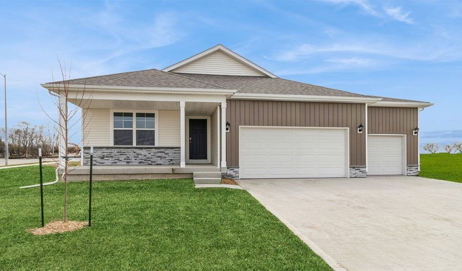 1021 34TH St SE, Altoona, IA 50009 - 3 Beds, 2 Bath