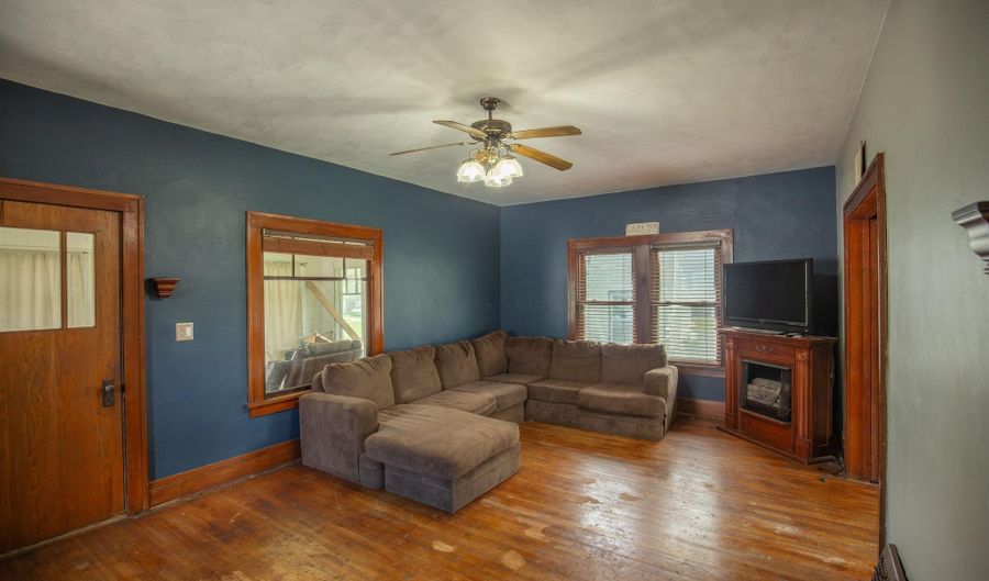 317 E Lucas St, Algona, IA 50511 - 3 Beds, 1 Bath