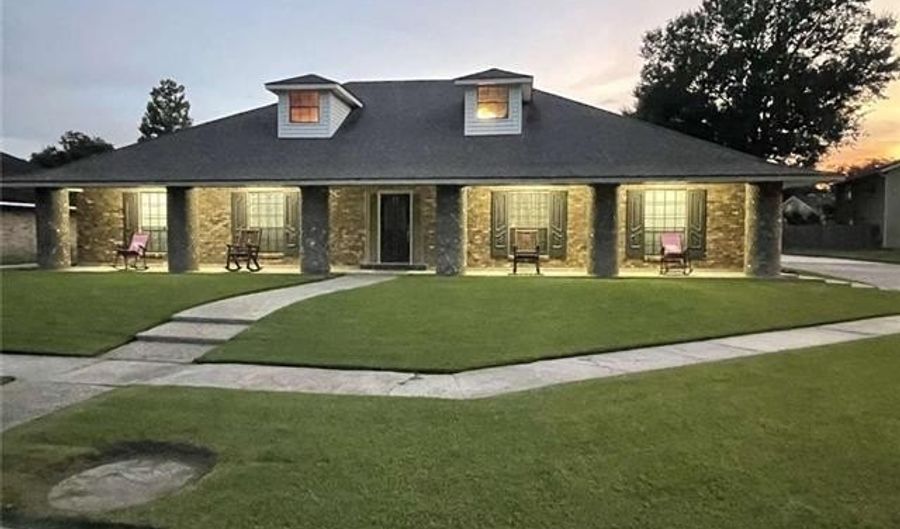 3532 N BAHIN Ct, Baton Rouge, LA 70816 - 5 Beds, 4 Bath