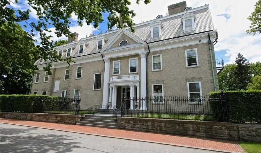 1 Oakwood Ter 7, Newport, RI 02840 - 2 Beds, 2 Bath