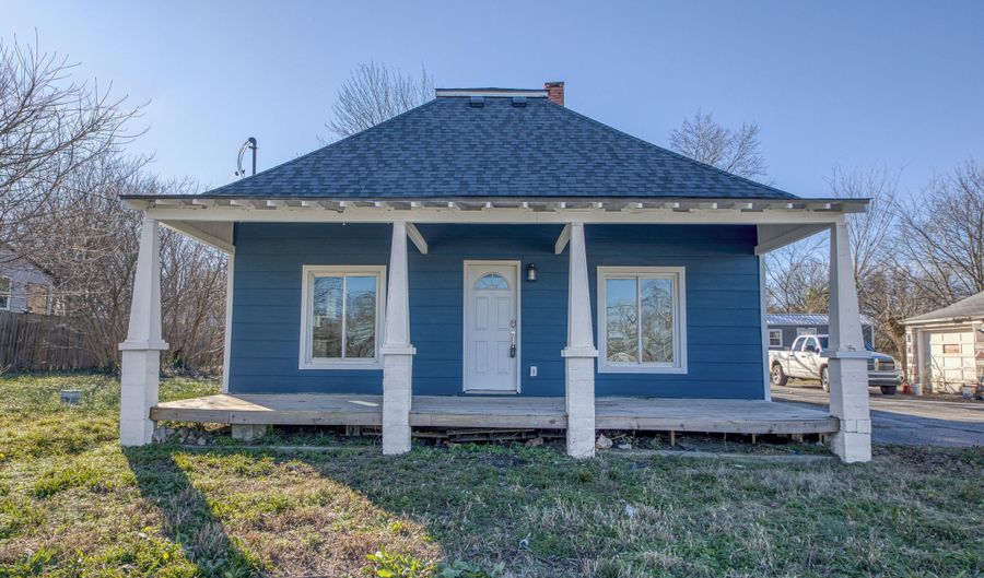 301 W High St, Alba, MO 64830 - 2 Beds, 2 Bath