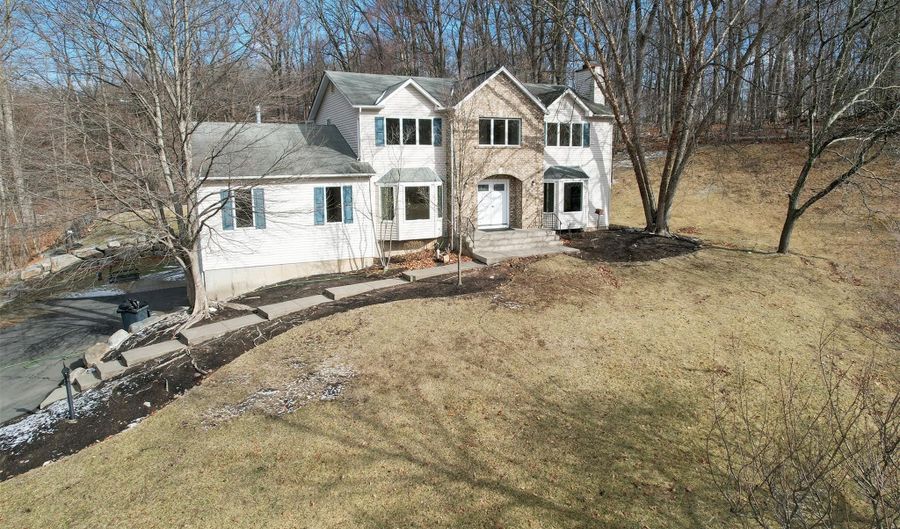 7 Kile Ct, Airmont, NY 10952 - 5 Beds, 3 Bath