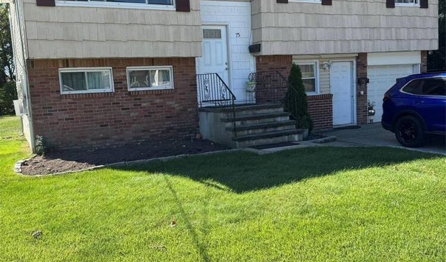 75 Oak St, Amityville, NY 11701 - 5 Beds, 2 Bath