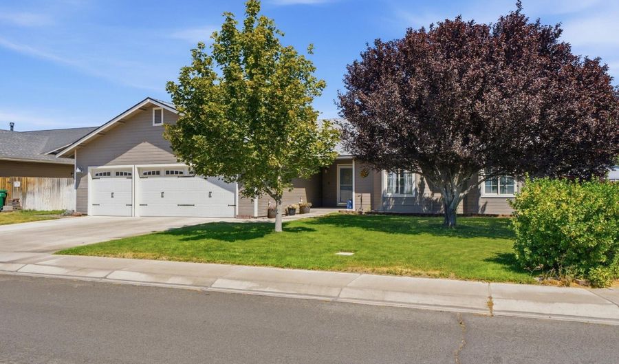 1001 Lehman Ct, Fernley, NV 89408 - 4 Beds, 2 Bath