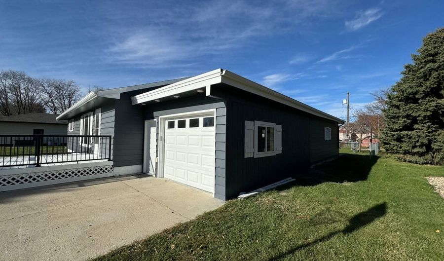 1016 8th St, Britton, SD 57430 - 3 Beds, 2 Bath