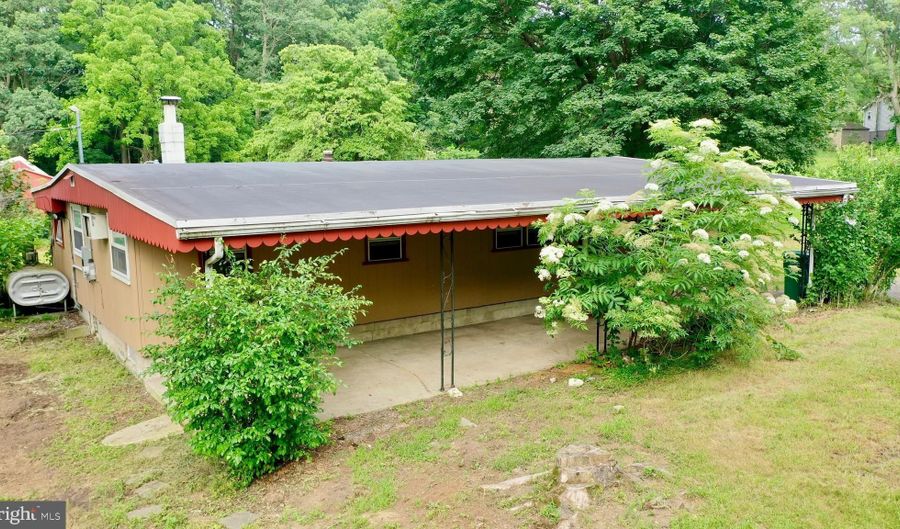 3351 MATHEWS Ln, Alburtis, PA 18011 - 2 Beds, 1 Bath
