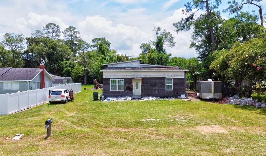 208 E Sixth St, Adel, GA 31620 - 3 Beds, 2 Bath