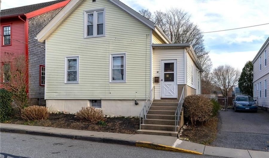 17 Warner St, Newport, RI 02840 - 2 Beds, 2 Bath