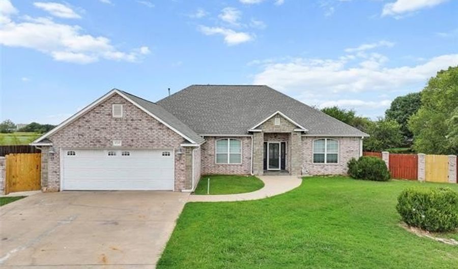 1717 Red Oak St, Ardmore, OK 73401 - 4 Beds, 3 Bath