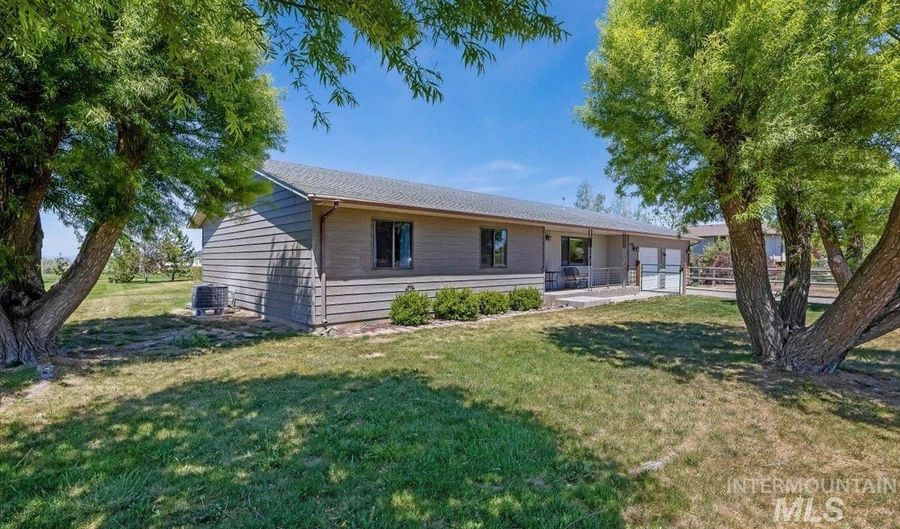 1030 Clear Creek Dr, Buhl, ID 83316 - 3 Beds, 2 Bath