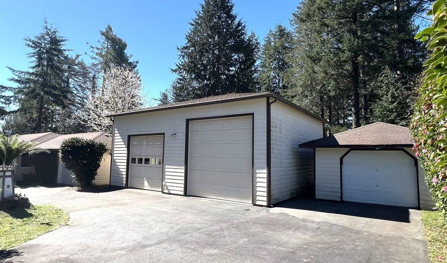 925 7TH St, Brookings, OR 97415 - 3 Beds, 2 Bath