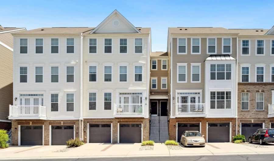 24682 CARIBOU Sq, Aldie, VA 20105 - 3 Beds, 4 Bath