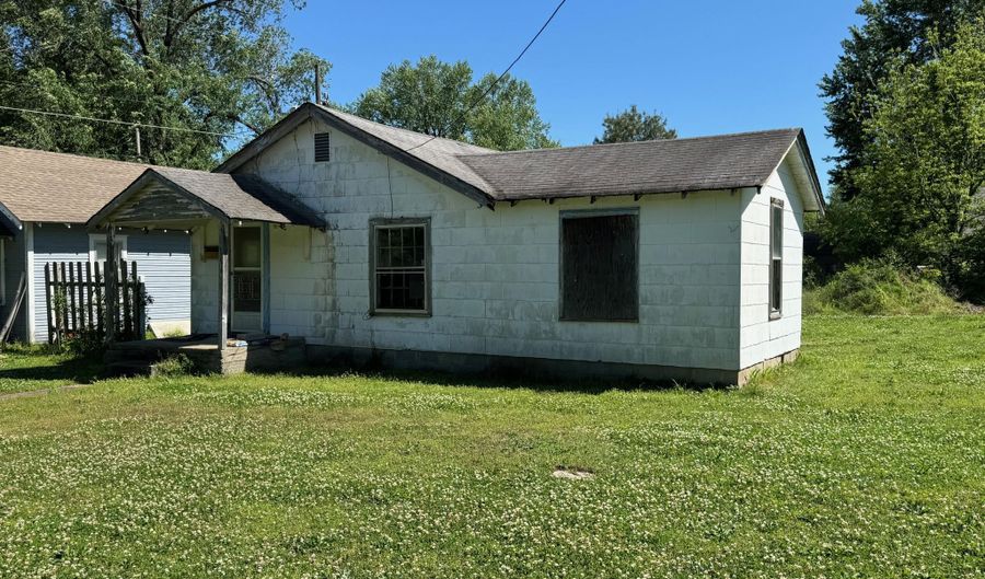 627 W 6th St, Baxter Springs, KS 66713 - 2 Beds, 1 Bath