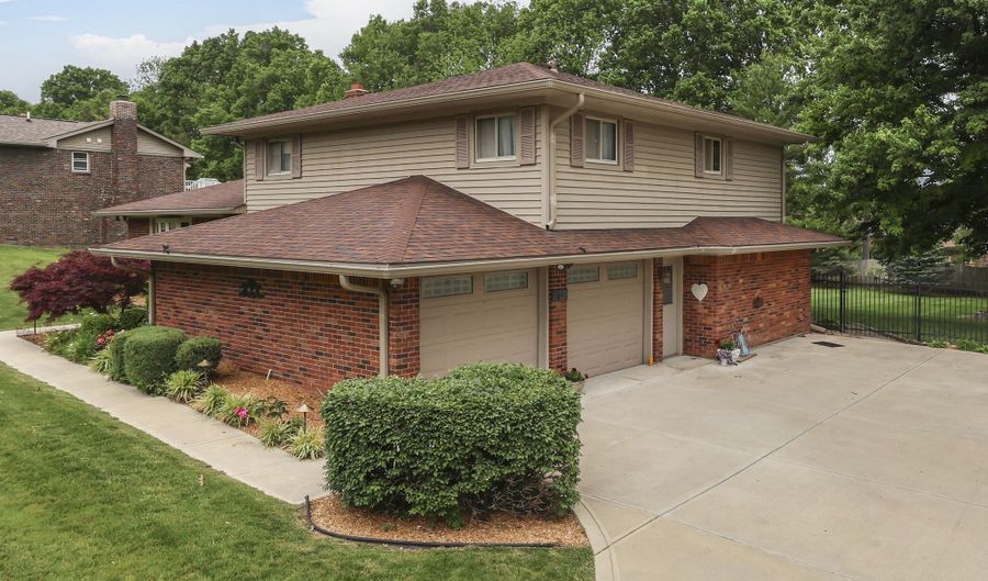 1640 Ridge Hill Ln, Indianapolis, IN 46217 - 5 Beds, 3 Bath