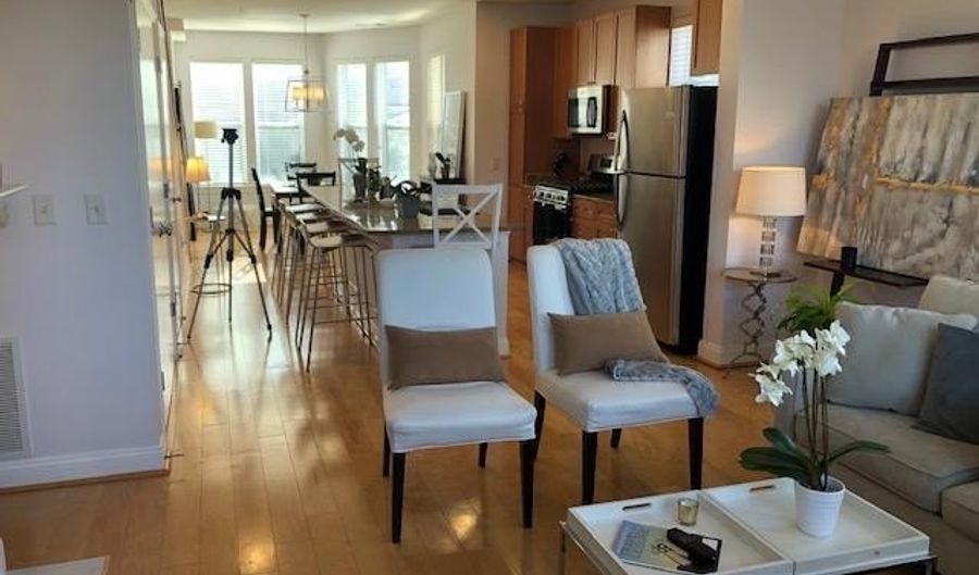 1633 N COLONIAL Ter 201, Arlington, VA 22209 - 2 Beds, 3 Bath