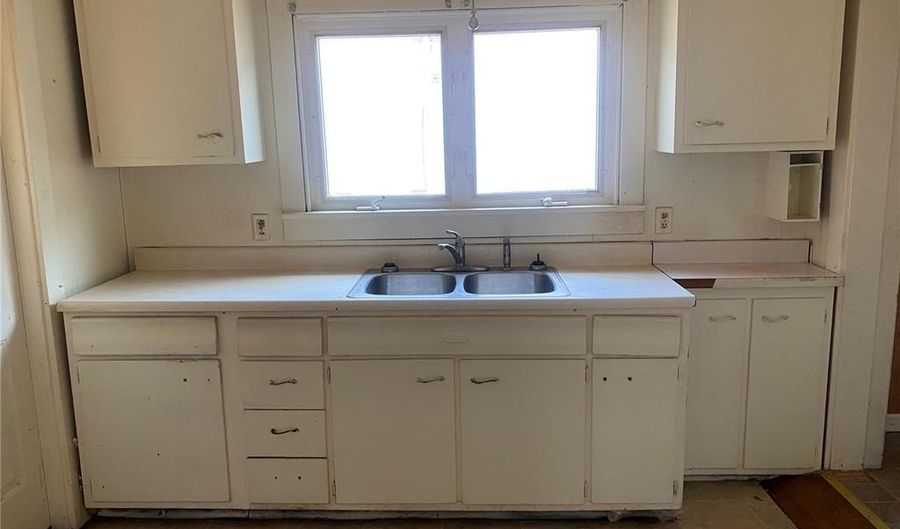1105 W 9th St, Alton, IL 62002 - 2 Beds, 1 Bath
