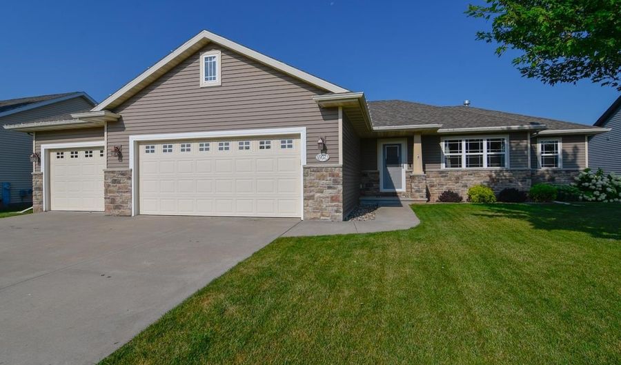 N9023 PAPERMAKER Pass, Menasha, WI 54952 - 4 Beds, 2 Bath