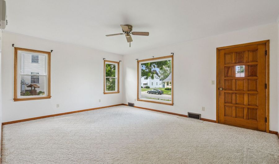 717 3rd Ave SE, Dyersville, IA 52040 - 3 Beds, 1 Bath