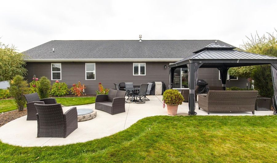 W5724 JOCHMANN Drive, Appleton, WI 54915 - 4 Beds, 3 Bath