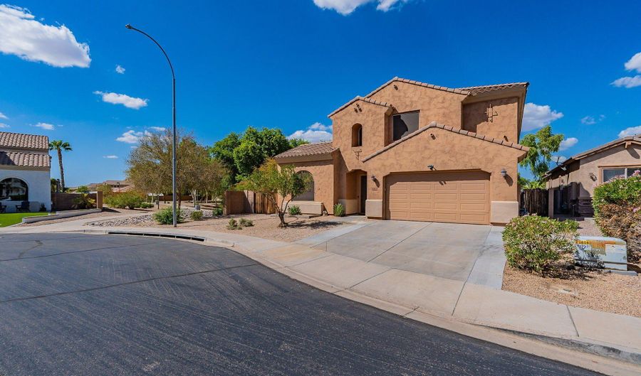 6922 S BLACK HILLS Way, Chandler, AZ 85249 - 5 Beds, 4 Bath