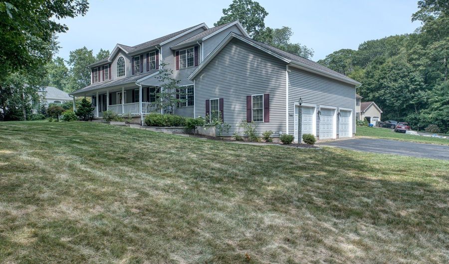 415 Chamberlain Hwy, Berlin, CT 06037 - 3 Beds, 3 Bath
