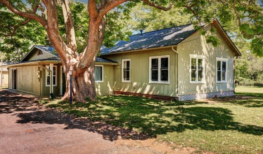 205 S Centennial Rd, Arkansas City, KS 67005 - 3 Beds, 3 Bath
