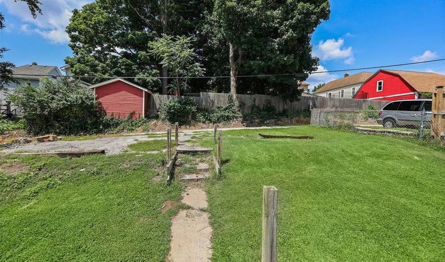 818 Spruce St, Alton, IL 62002 - 2 Beds, 2 Bath