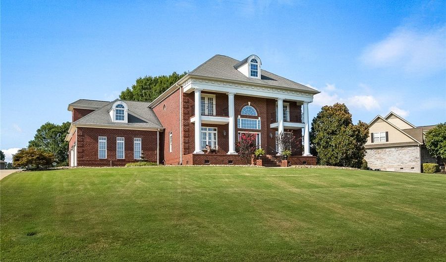 203 Vinings Xing, Belton, SC 29627 - 5 Beds, 4 Bath