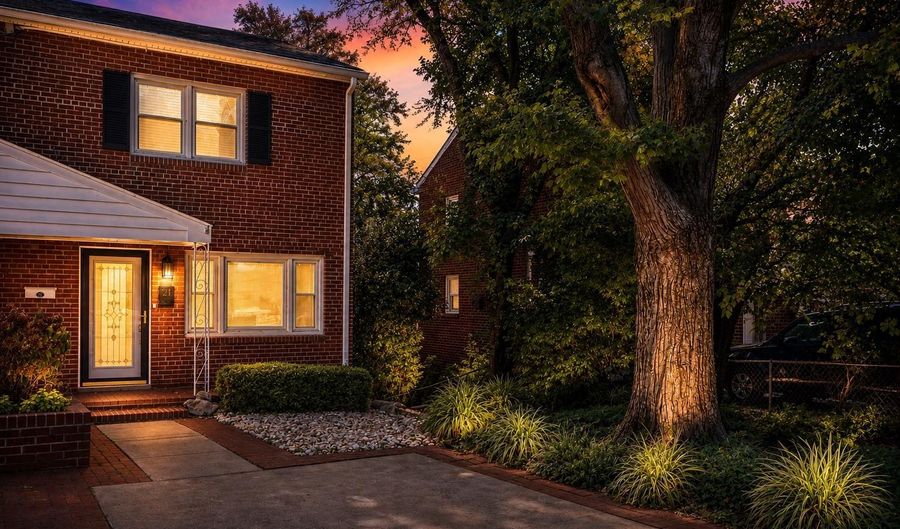 21- A W TAYLOR RUN Pkwy W, Alexandria, VA 22314 - 3 Beds, 3 Bath
