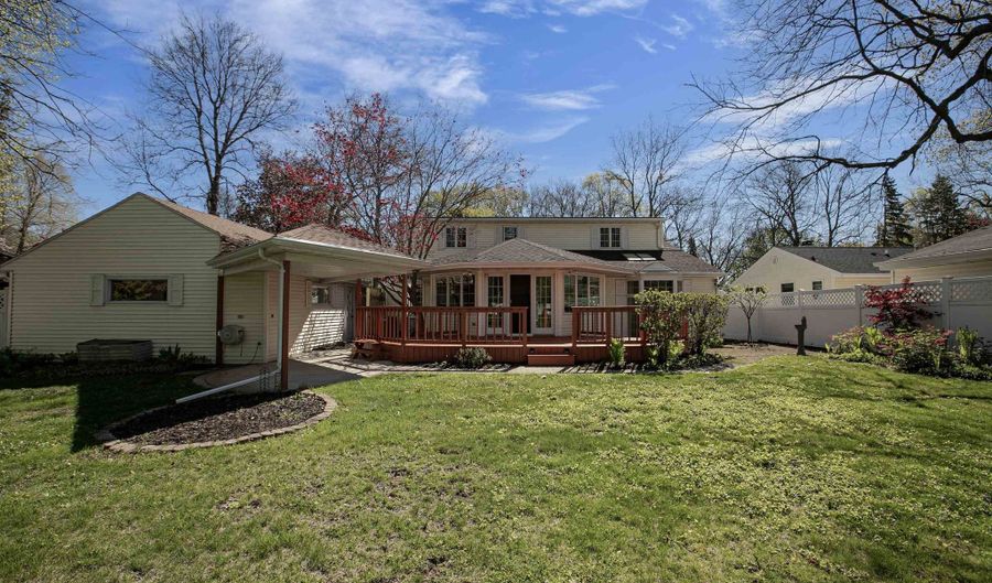 2207 S GLADYS Ave, Appleton, WI 54915 - 3 Beds, 3 Bath