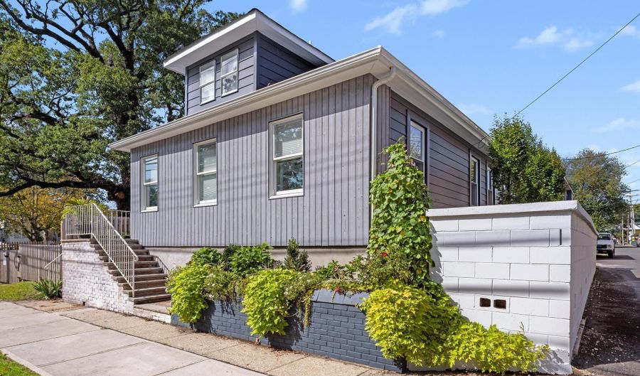 1005 Comstock St, Asbury Park, NJ 07712 - 2 Beds, 3 Bath