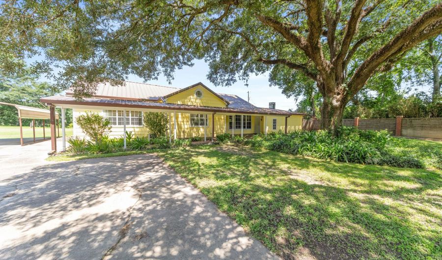 2105 W Port St, Abbeville, LA 70510 - 4 Beds, 3 Bath