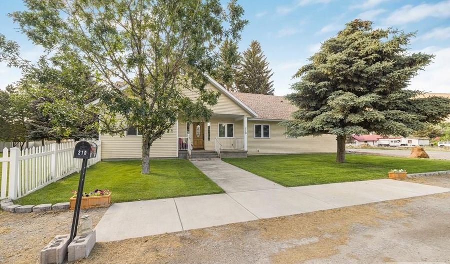 210 W Salmon Ave, Arco, ID 83213 - 3 Beds, 2 Bath