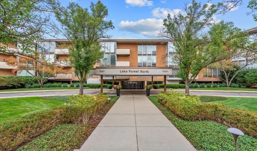 1301 N Western Ave 215, Lake Forest, IL 60045 - 2 Beds, 2 Bath