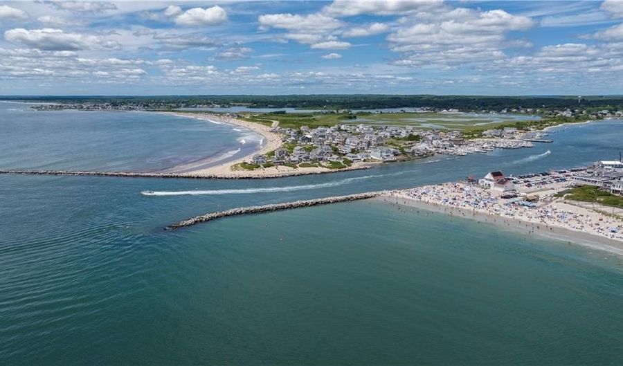18 Beach Row, Narragansett, RI 02879 - 3 Beds, 2 Bath