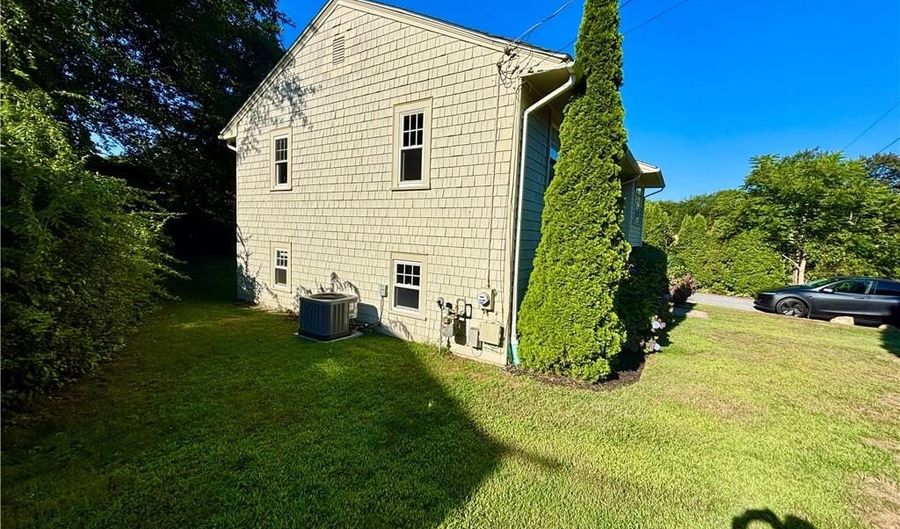 94 Conanicus Rd, Narragansett, RI 02882 - 5 Beds, 2 Bath