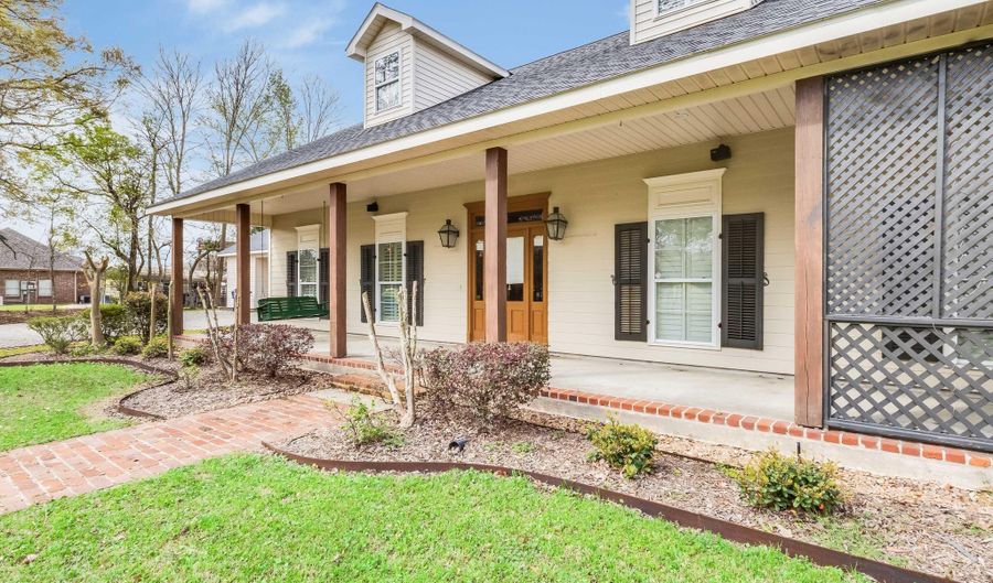 310 W Magnolia Ave, Abbeville, LA 70510 - 3 Beds, 3 Bath