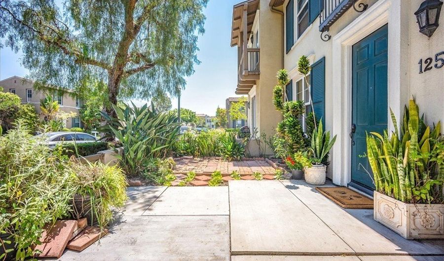 125 S Heartwood Way, Anaheim, CA 92801 - 3 Beds, 3 Bath