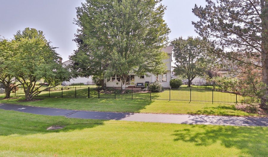 8 Hithergreen Ct, Algonquin, IL 60102 - 4 Beds, 4 Bath