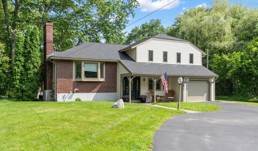 18 Mann St, Bellingham, MA 02019 - 2 Beds, 2 Bath