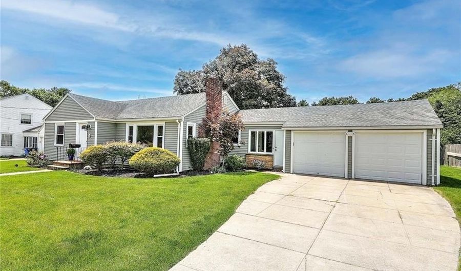 23 Robert Cir, Cranston, RI 02905 - 3 Beds, 1 Bath