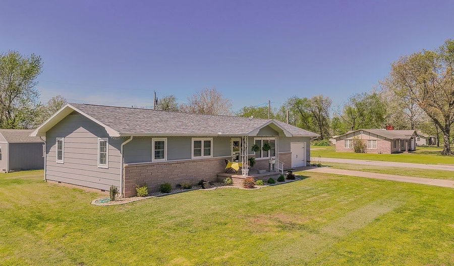 2009 Washington Ave, Baxter Springs, KS 66713 - 3 Beds, 1 Bath