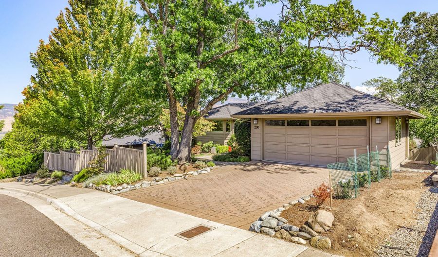 290 Skycrest Dr, Ashland, OR 97520 - 3 Beds, 3 Bath