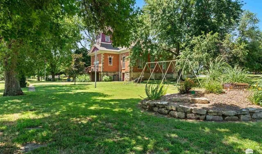 2331 W Detroit St, Abilene, KS 67410 - 3 Beds, 2 Bath
