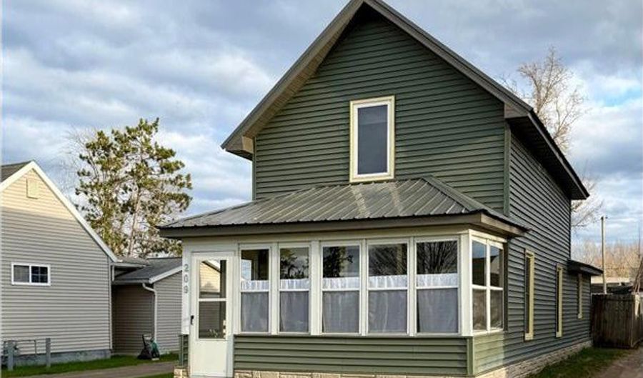 209 3rd St NE, Aitkin, MN 56431 - 3 Beds, 2 Bath