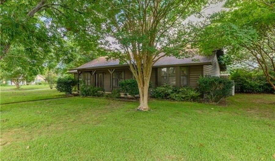 5252 LARK Ln, Alexandria, LA 71303 - 3 Beds, 3 Bath
