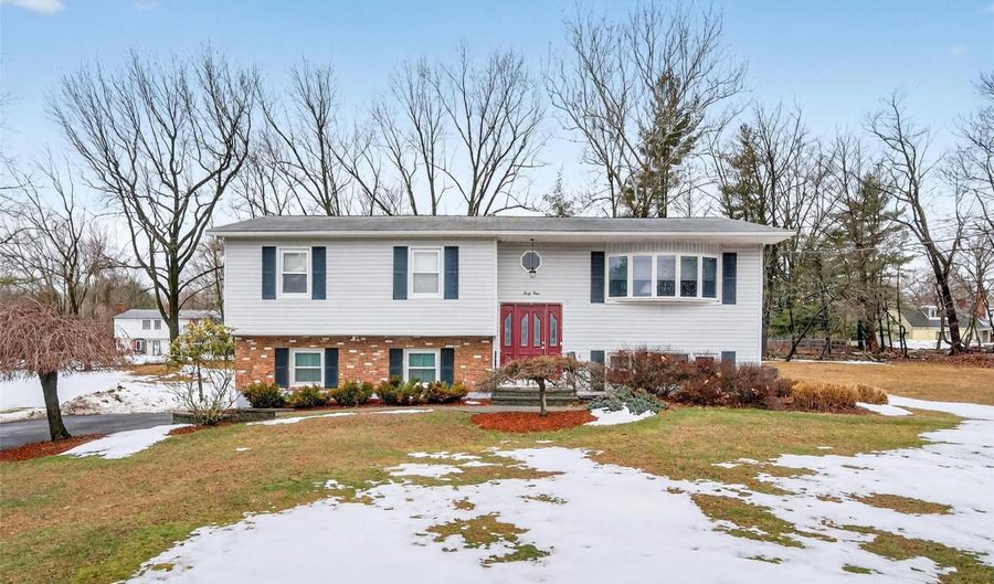 41 Montclair Ave, Airmont, NY 10952 - 4 Beds, 3 Bath