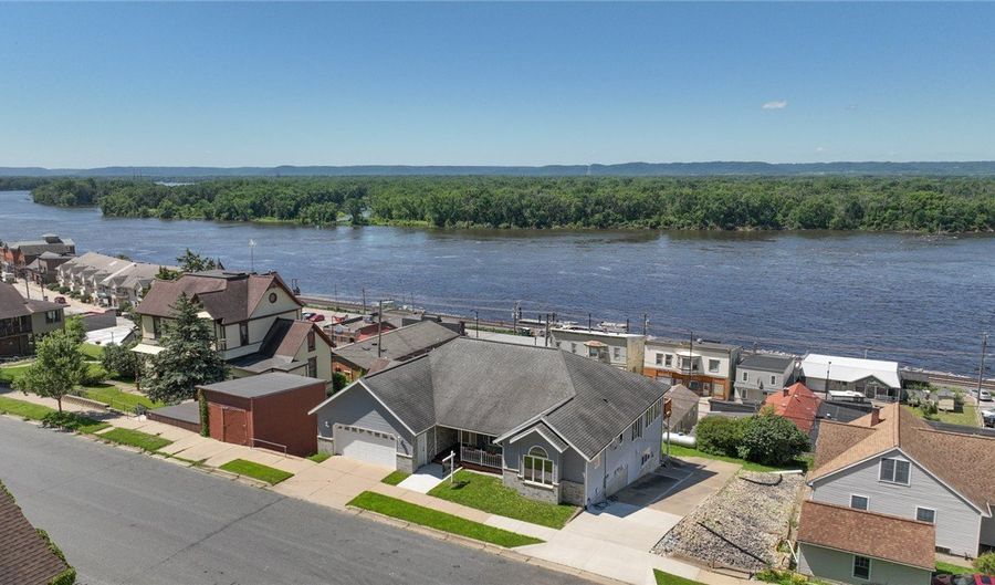 106 S 2nd St, Alma, WI 54610 - 4 Beds, 5 Bath